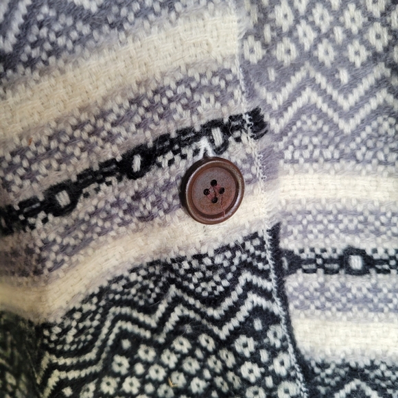 Bearpaw Grey & White Wrap Blanket Shawl - Picture 4 of 5